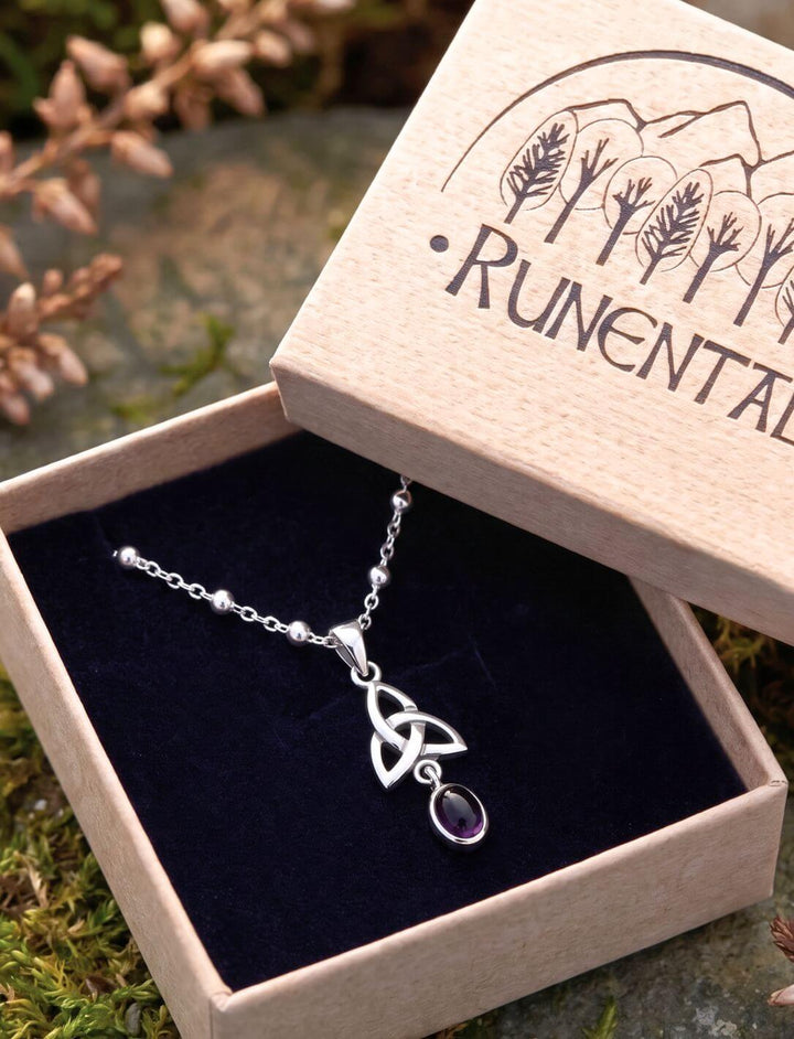 Amethyst Anhänger in einer geöffneten Runental Geschenkbox aus Holz auf Moos