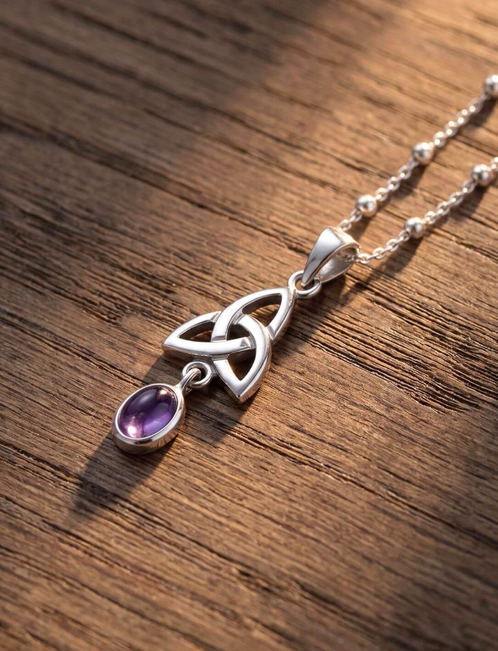 Silberanhänger mit Amethyst-Tropfen an Kugelkette aus 925 Sterling Silber auf dunklem Eichenholz