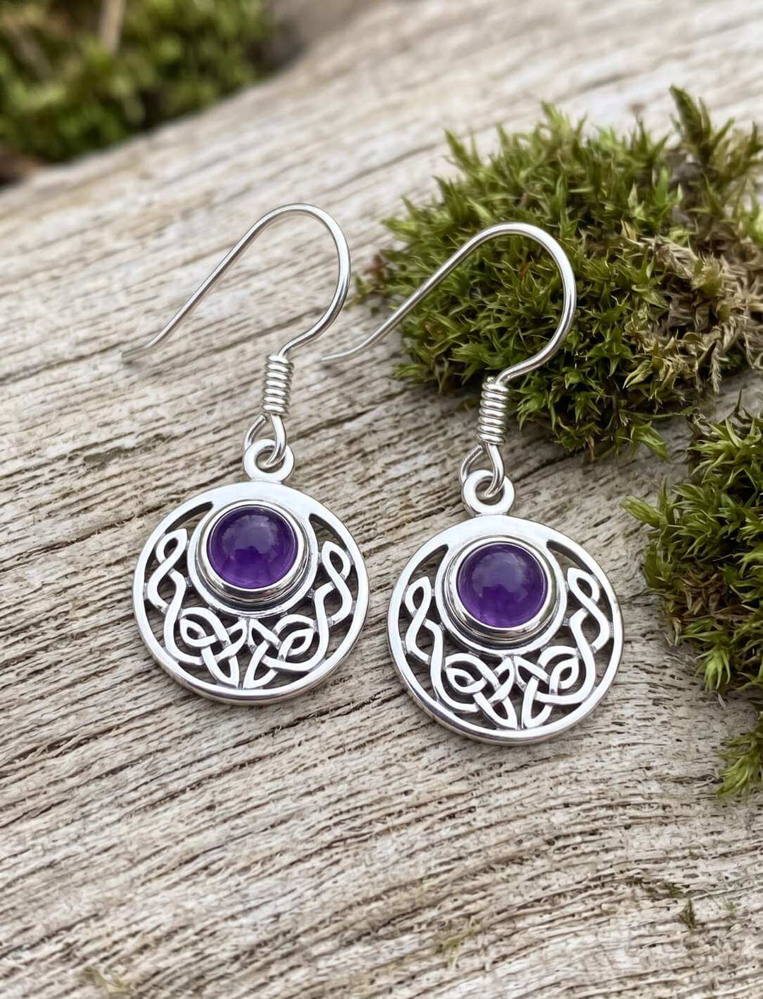 Traum von Nemeton – Silber Ohrhänger mit Amethyst auf Treibholz neben Moos