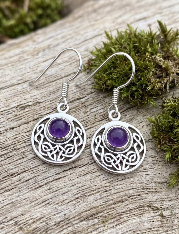 Traum von Nemeton – Silber Ohrhänger mit Amethyst auf Treibholz neben Moos