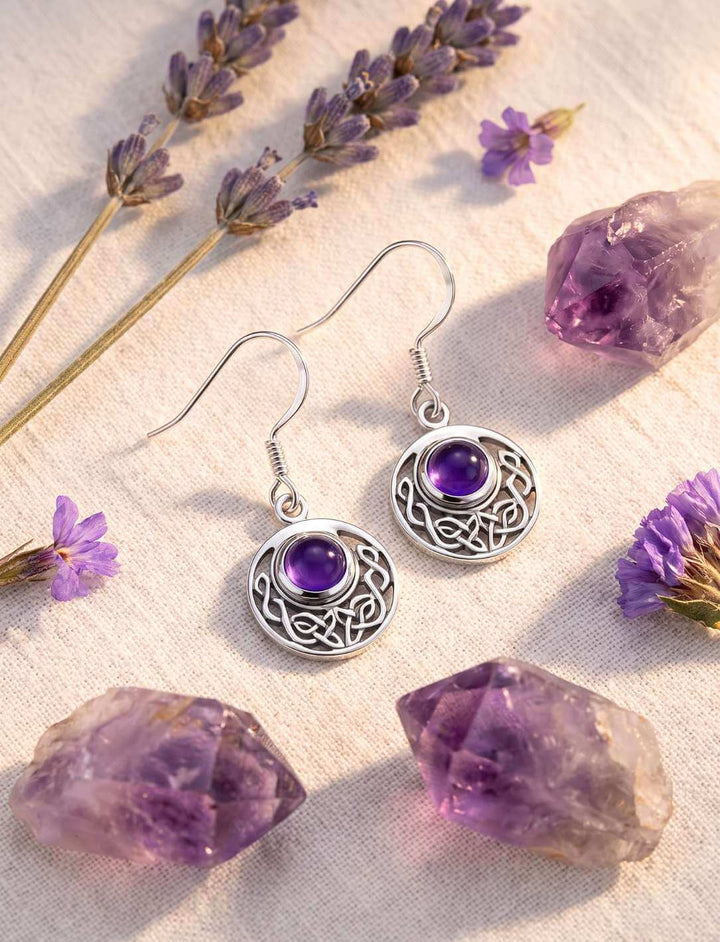 Silber Ohrhänger mit Amethyst zwischen getrocknetem Lavendel und Amethyst-Rohsteinen
