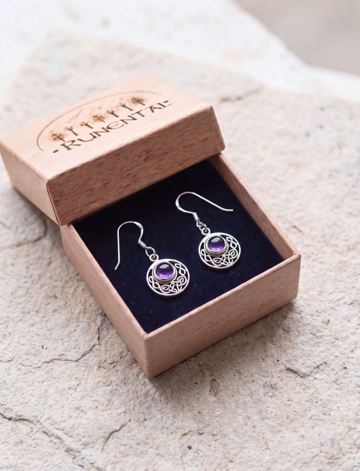 Paar Silber Ohrhänger mit Amethyst in einer geöffneten Runental Schmuckschachtel