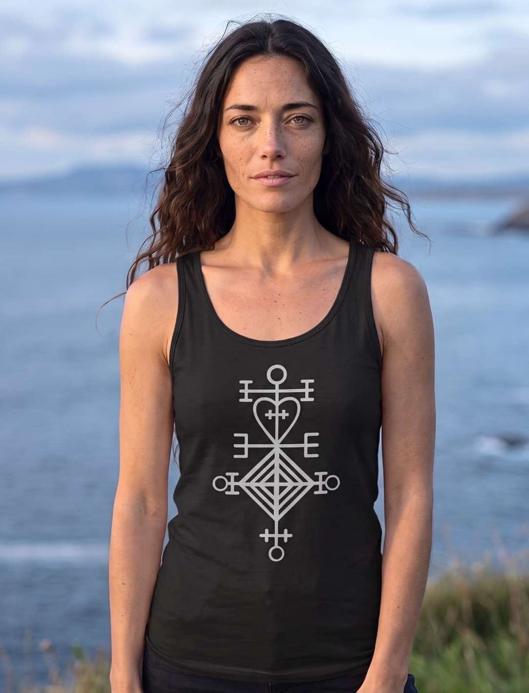 Astarstafur Isländisches Damen Tank Top in Schwarz, Frau an der Küste, Liebesstab-Symbol mittig auf der Brust