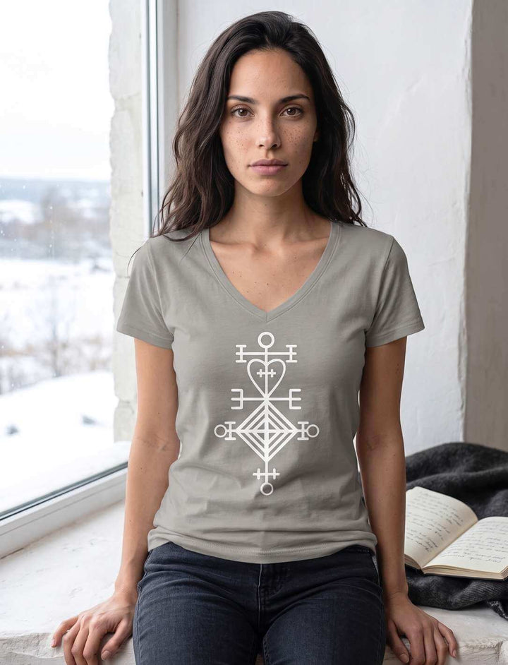 Hellgraues Shirt am Fenster mit Blick auf verschneite Weite