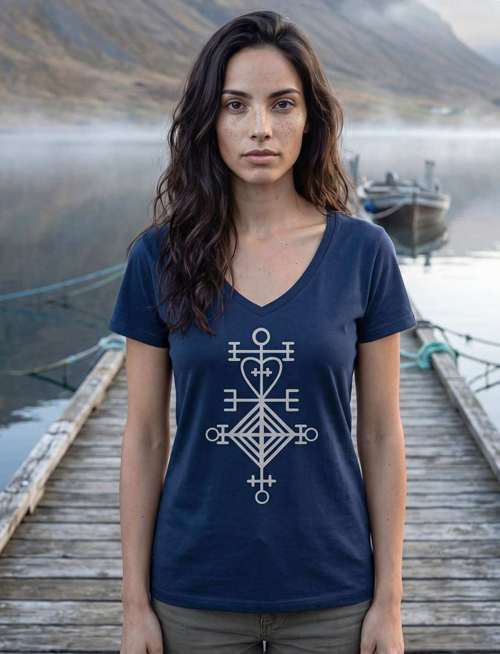Navyblaues Shirt am Holzsteg, dahinter ein vertäutes Boot im Dunst