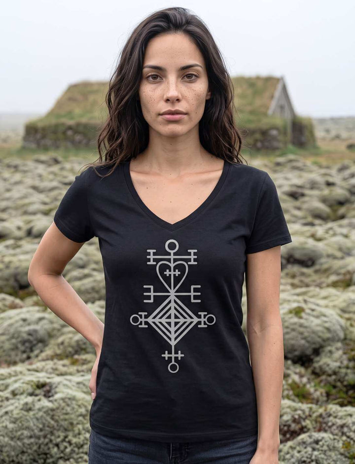 Schwarzes V-Neck Shirt vor moosbewachsenem Lavafeld mit Torfhaus im Hintergrund