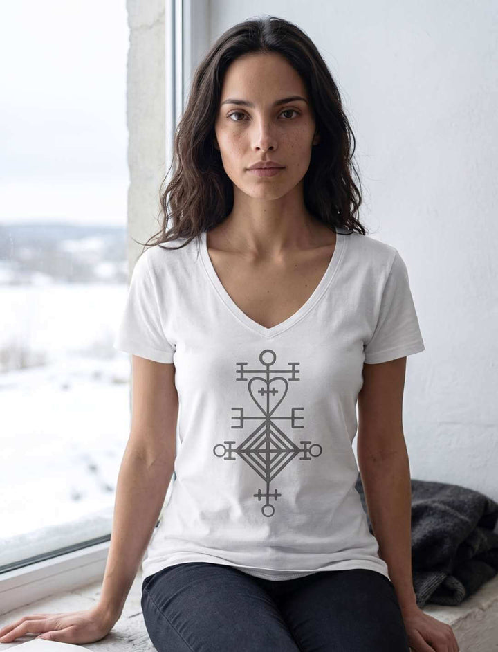 Weisses Shirt am Fenster, gedämpftes Winterlicht auf hellem Stoff
