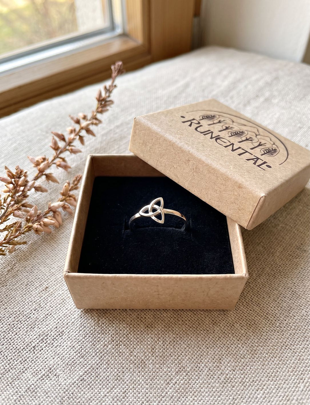 Triquetra Ring aus Sterling Silber in der Runental Geschenkbox aus Kraftpapier mit schwarzem Samt und getrockneter Heide