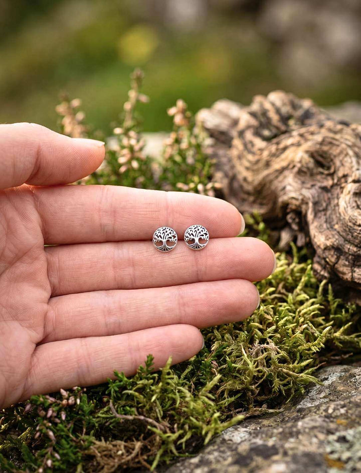 Baum der verborgenen Pfade Silber Ohrstecker in der Hand als Größenvergleich.