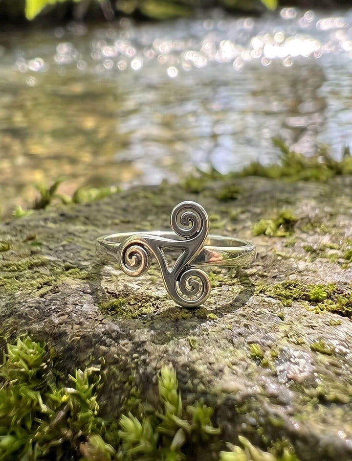 Boanns Quelle: Triskele Ring aus 925 Silber auf moosigem Stein an einer glitzernden Waldquelle unter Haselblättern