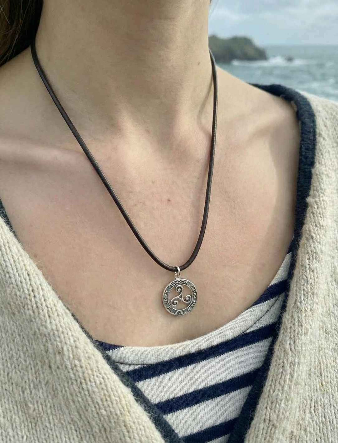 Model trägt bretonischen Triskele Anhänger am Meer.