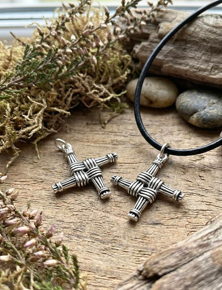 Zwei Brigid Kreuz Anhänger versilbert auf Holz mit Heidekraut und Steinen irisches Schutzzeichen