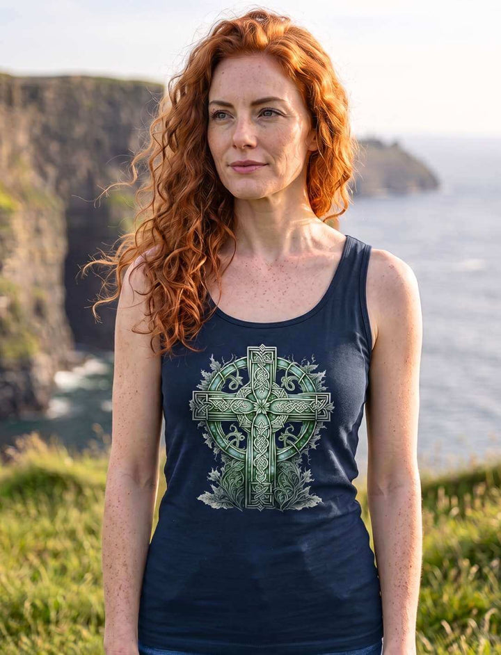 Frau in navyblauem Tank Top mit grünem Keltenkreuz an der irischen Steilküste