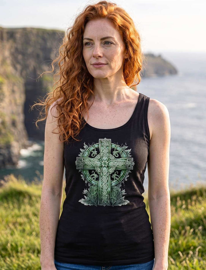 Celtic Cross Watercolour Tank Top Damen in Schwarz, getragen an einer moosbewachsenen Klostermauer in Irland