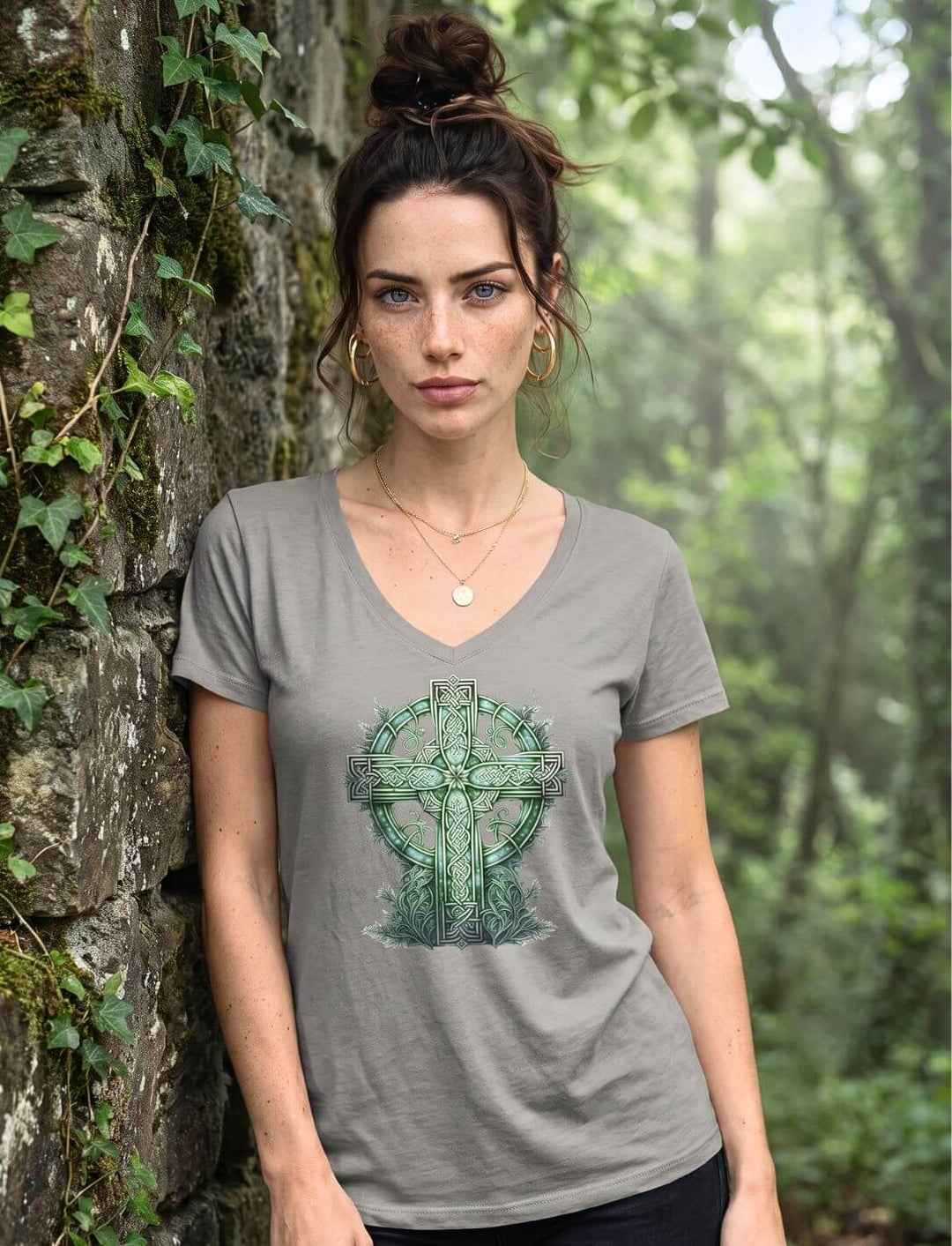 Hellgraues V-Neck Shirt mit Keltenkreuz vor bewachsenem Gemäuer