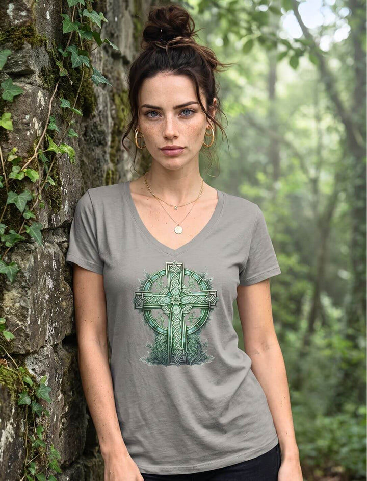 Hellgraues V-Neck Shirt mit Keltenkreuz vor bewachsenem Gemäuer