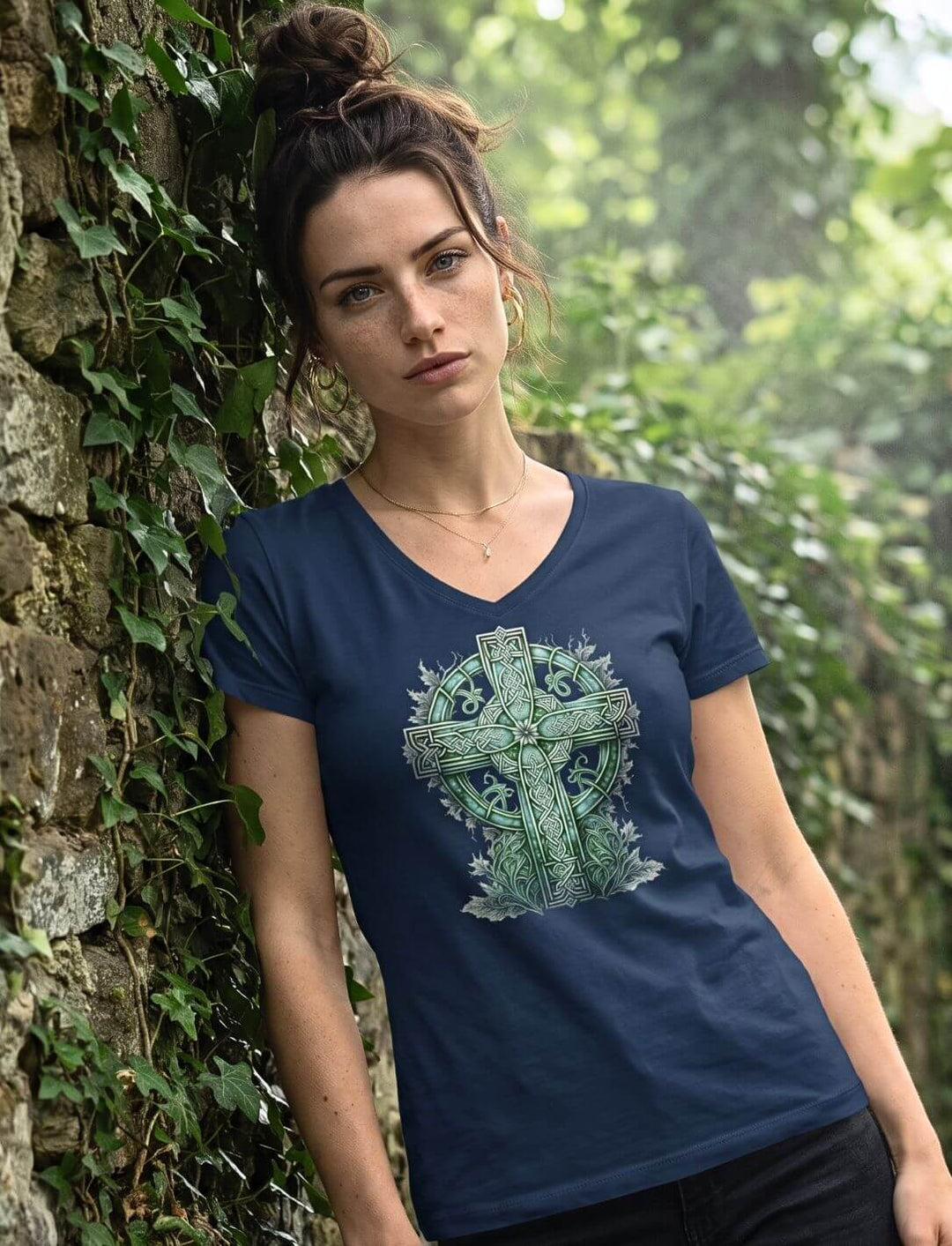 Damen V-Neck Shirt in Navy mit keltischem Kreuz an alter Mauer mit Efeu