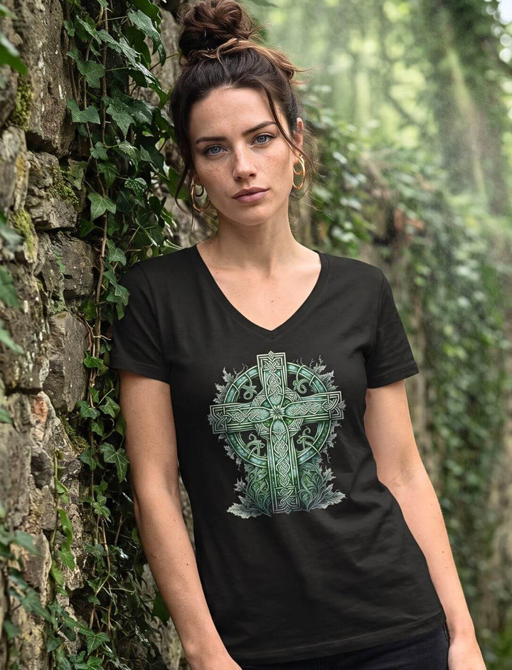 Frau steht im schwarzen Keltenkreuz Shirt vor einer efeubewachsenen Steinwand