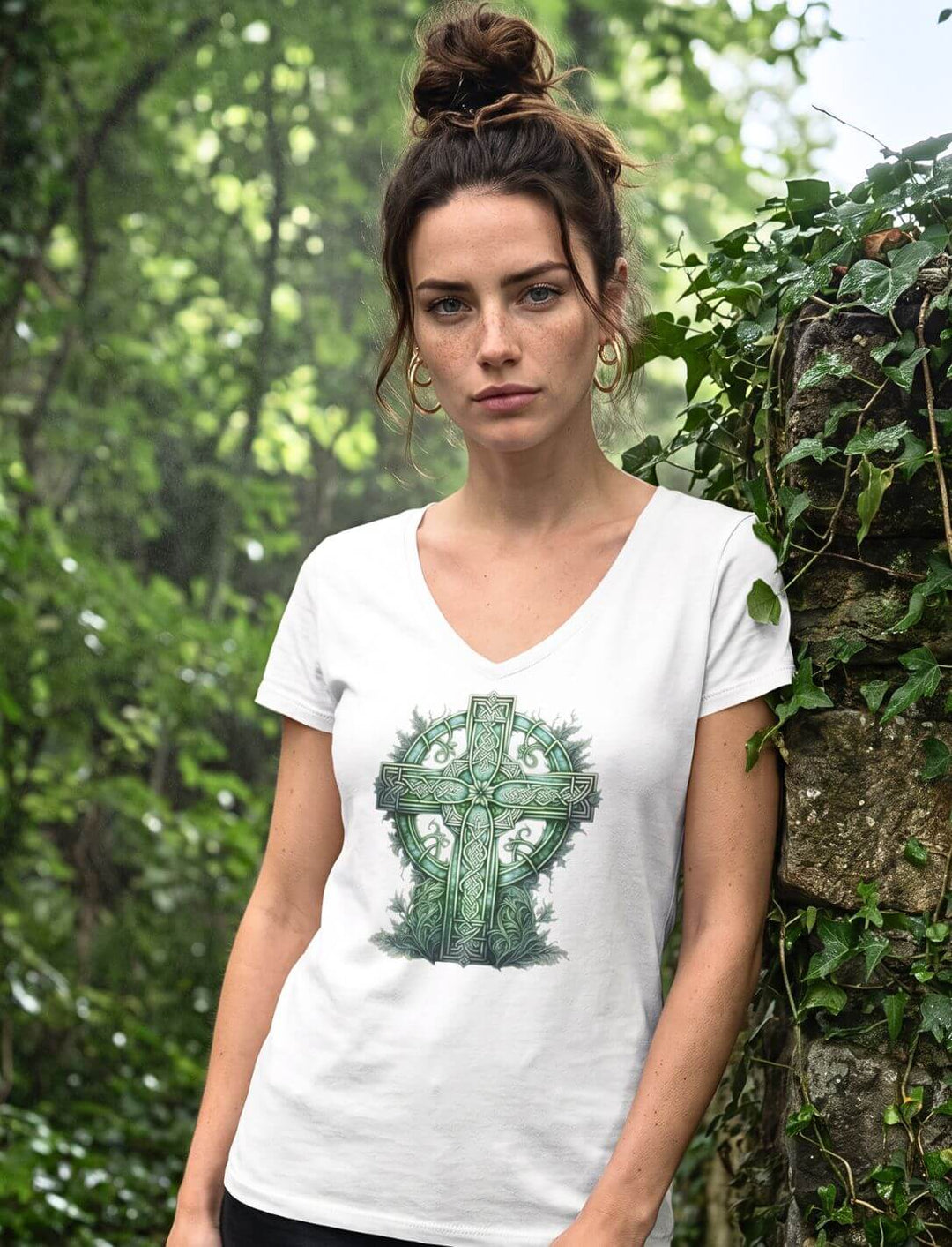 Weisses Damen V-Neck Shirt mit Keltenkreuz vor Efeuranken im grünen Licht