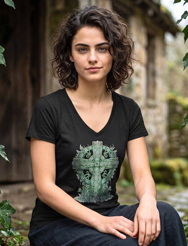 Frau sitzt auf moosbewachsener Steinstufe im schwarzen Keltenkreuz Shirt