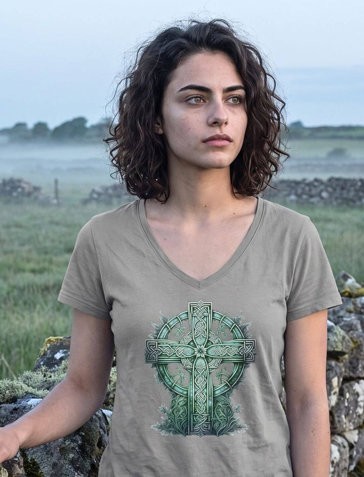 Hellgraues Keltenkreuz Shirt im flachen Morgenlicht an einer Feldmauer