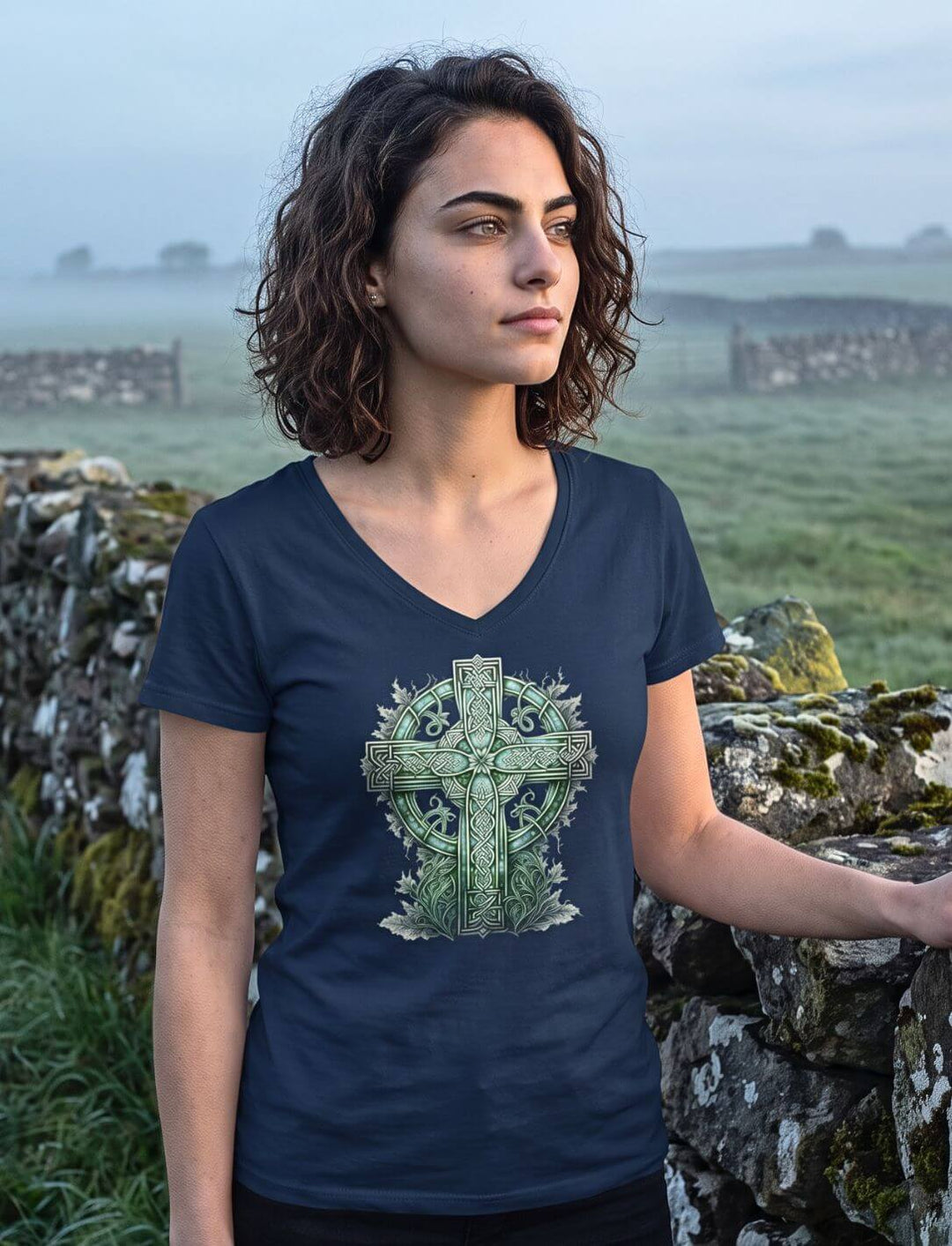 Keltenkreuz V-Neck Shirt in Navy vor Steinmauer und nebligen Feldern