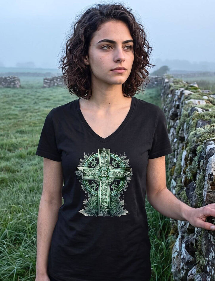 Frau an einer Trockenmauer im Morgennebel im schwarzen Keltenkreuz Shirt