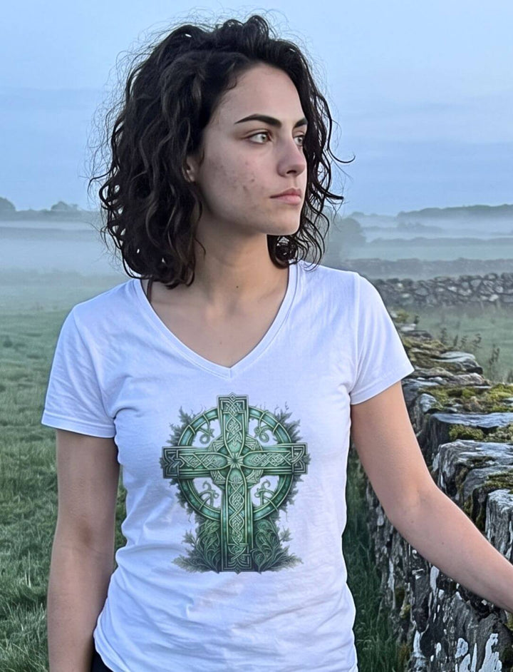 Weisses Damen V-Neck Shirt mit Keltenkreuz auf offener Wiese bei Nebel