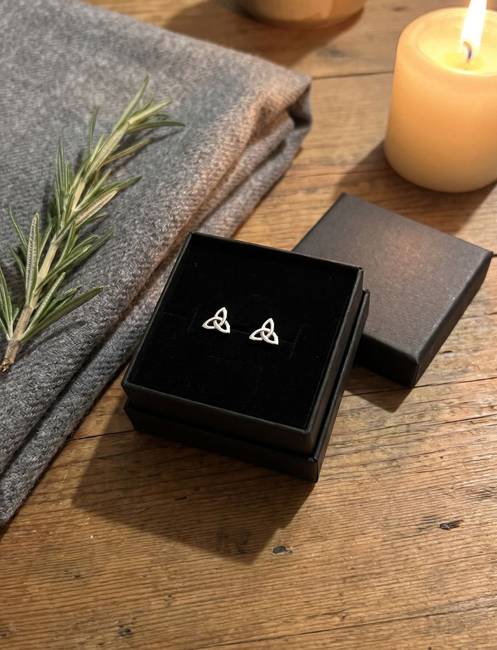 Triquetra Ohrstecker Silber in der schwarzen Runental Geschenkbox aus Pappe mit Kerze und Rosmarin