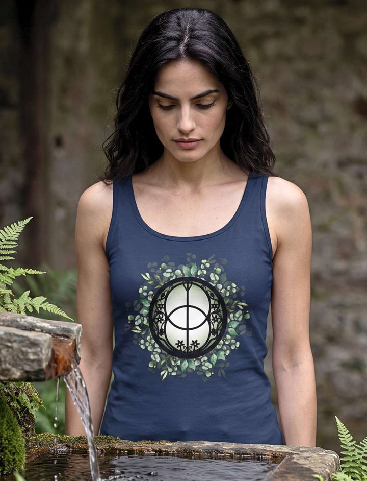 Damen Tank Top in Navy vor einem Brunnen aus Naturstein