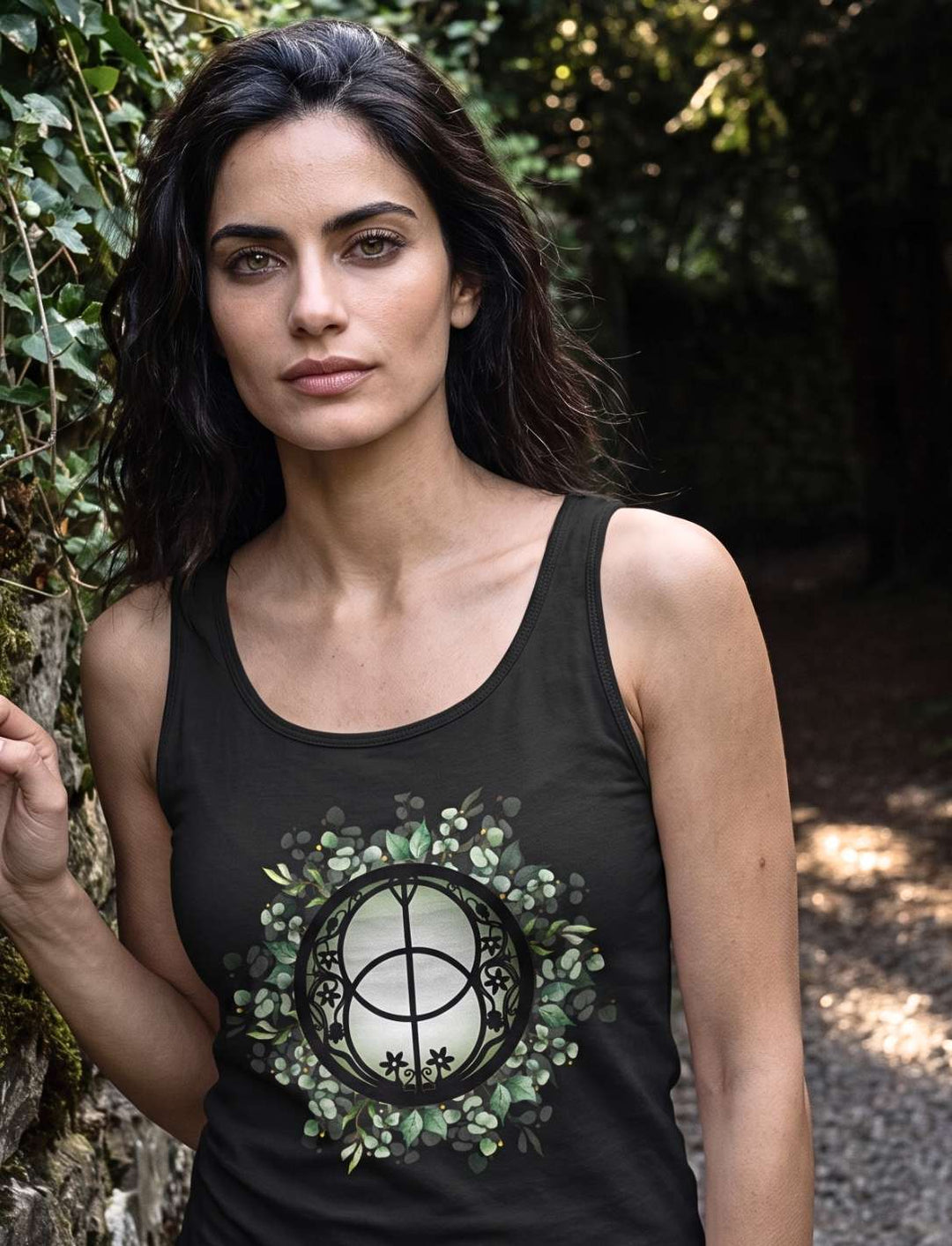 Damen Tank Top in Schwarz mit Chalice Well Motiv in einem efeubewachsenen Gang