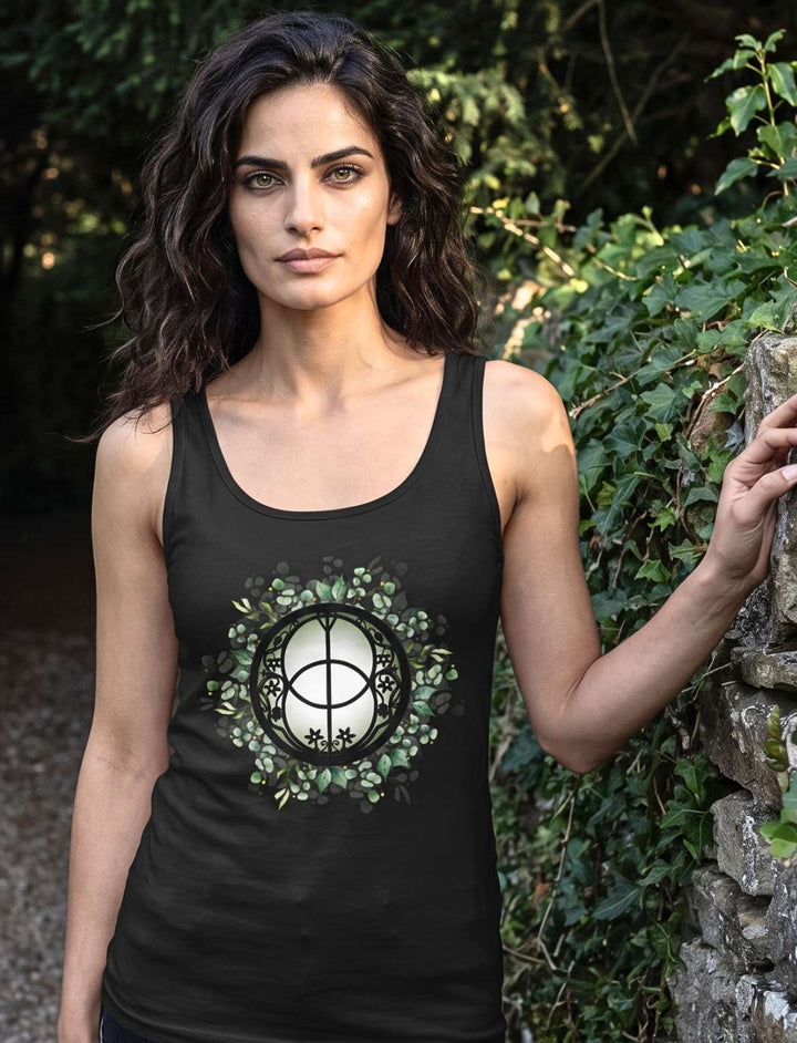 Ärmelloses Damen Tank Top in Schwarz vor einer alten Steinmauer