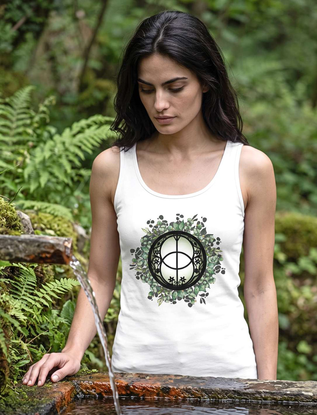 Damen Tank Top in Weiß am steinernen Wasserbecken im Garten