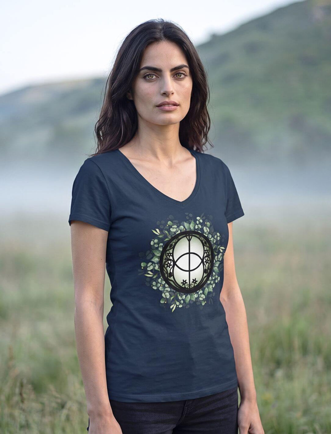 Frau im Shirt in Navy vor Nebel über weiter Wiesenlandschaft