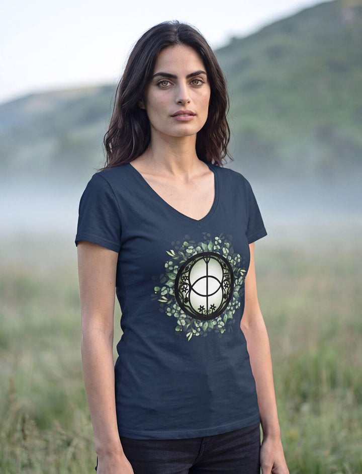 Frau im Shirt in Navy vor Nebel über weiter Wiesenlandschaft