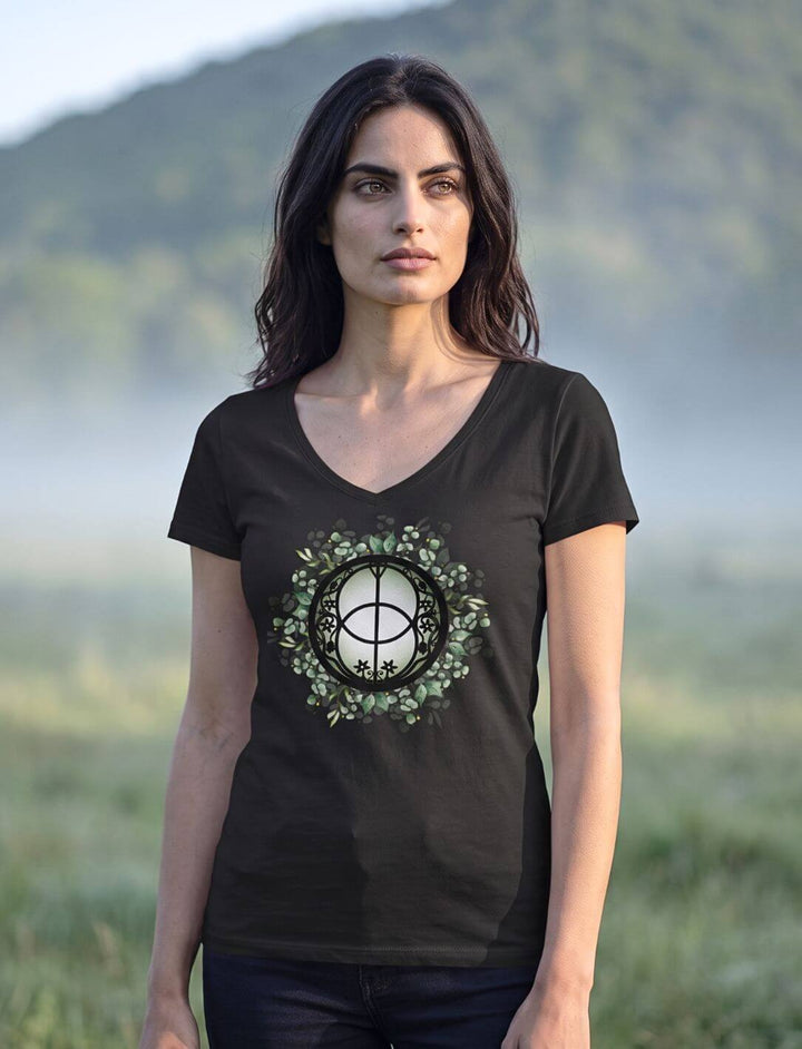 Frau im schwarzen V-Neck Shirt auf einer Wiese im Morgennebel