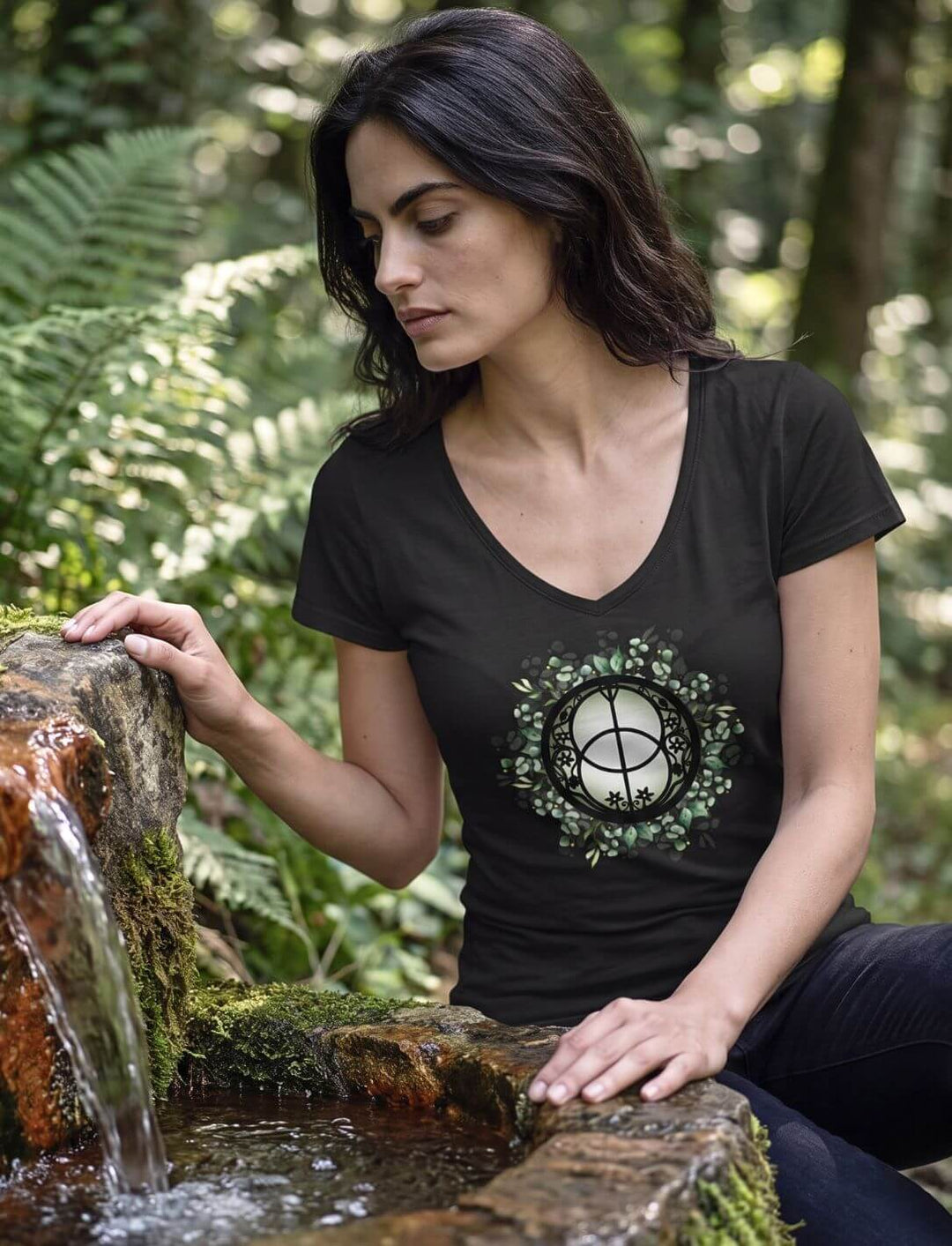 Chalice Well Damen V-Neck Shirt in Schwarz an einer Quelle im Wald