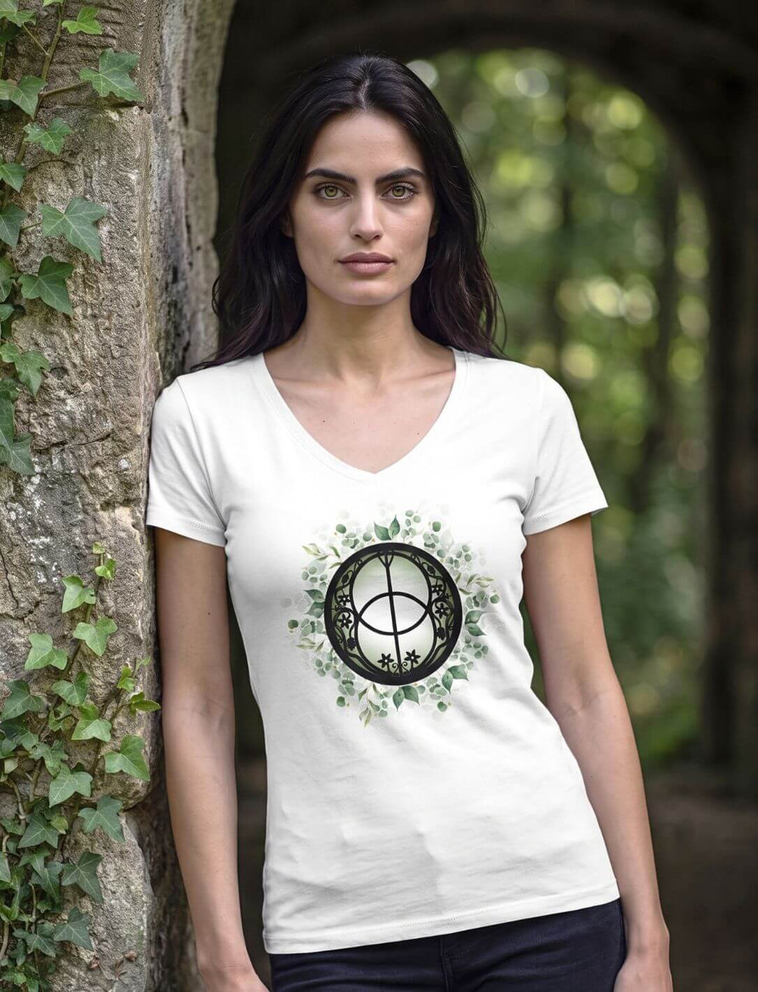 Frau im weißen V-Neck Shirt an einem alten Steinbogen