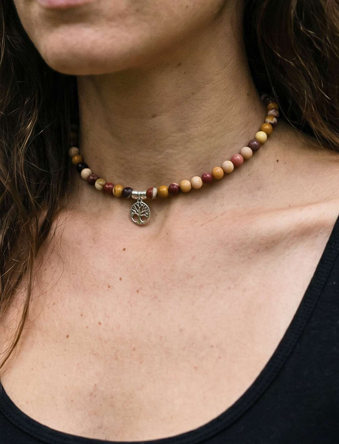 Frau trägt handgefertigten Lebensbaum Choker aus versteinerten Perleneng am Hals