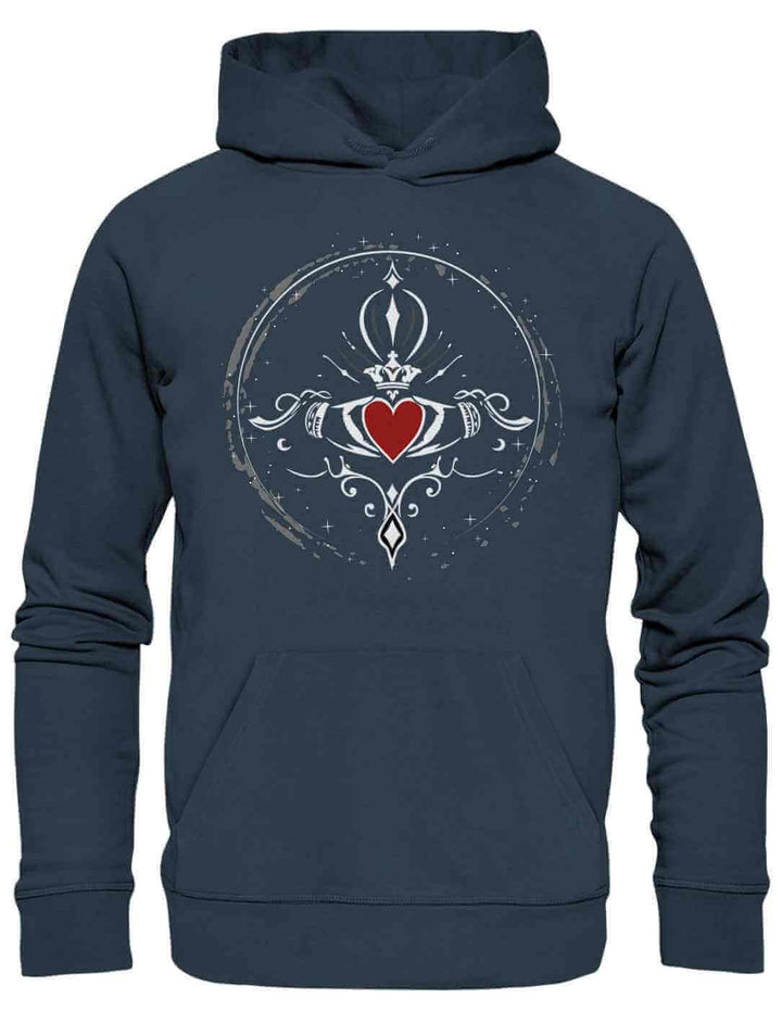 Khaki Hoodie mit Claddagh-Motiv der ewigen Liebe, gezeigt vor weißem Hintergrund.