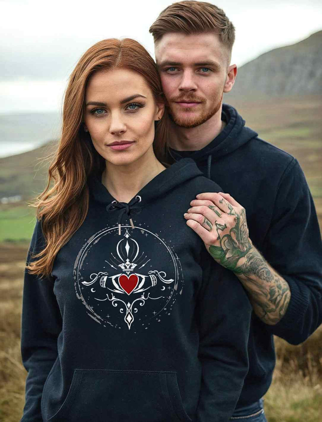 Model trägt den Claddagh Hoodie der ewigen Liebe in Schwarz in einer irischen Naturkulisse.