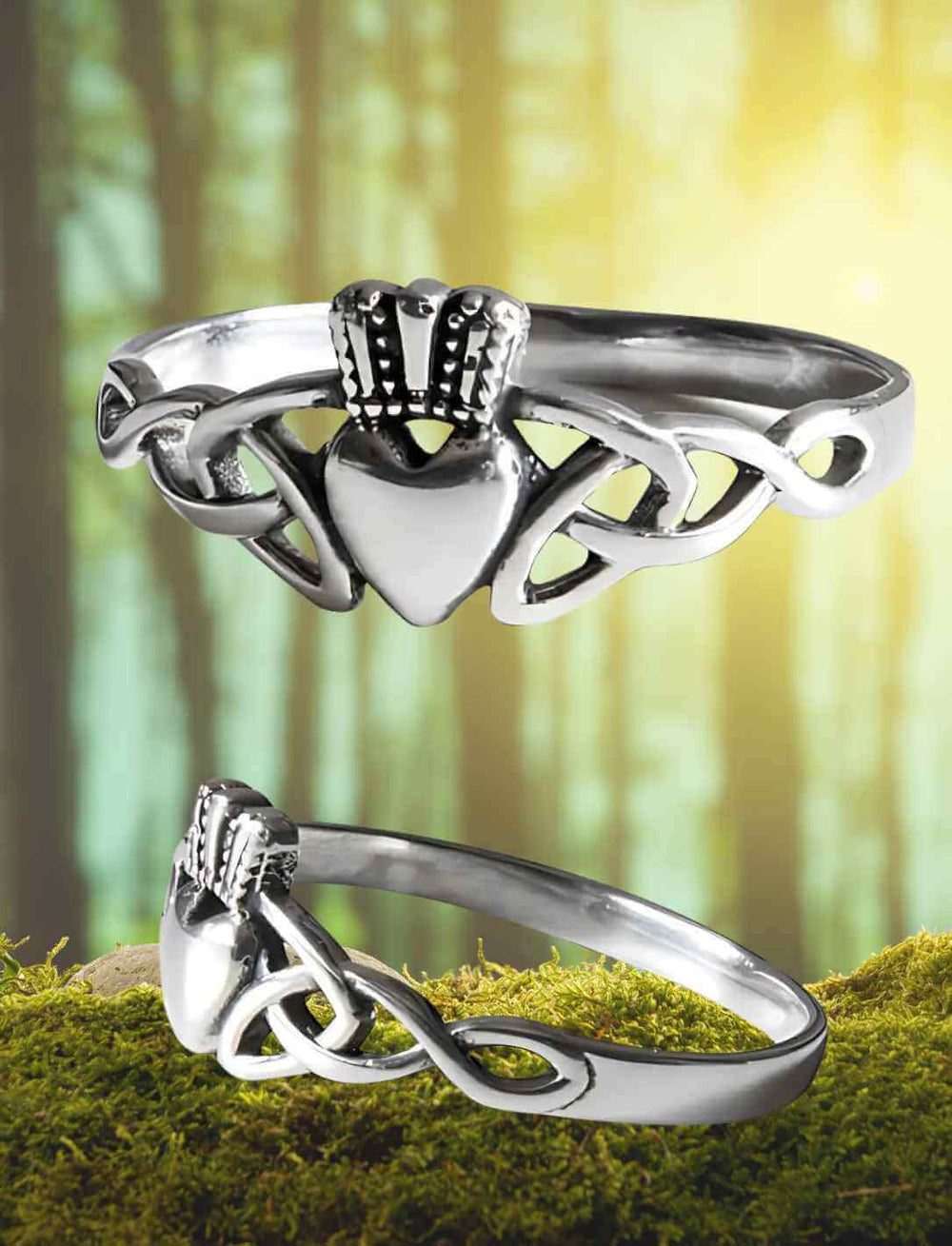 Claddagh Ring der ewigen Liebe aus 925 Silber, präsentiert auf Moos im Waldlicht – keltisches Symbol für Liebe, Treue und Freundschaft.