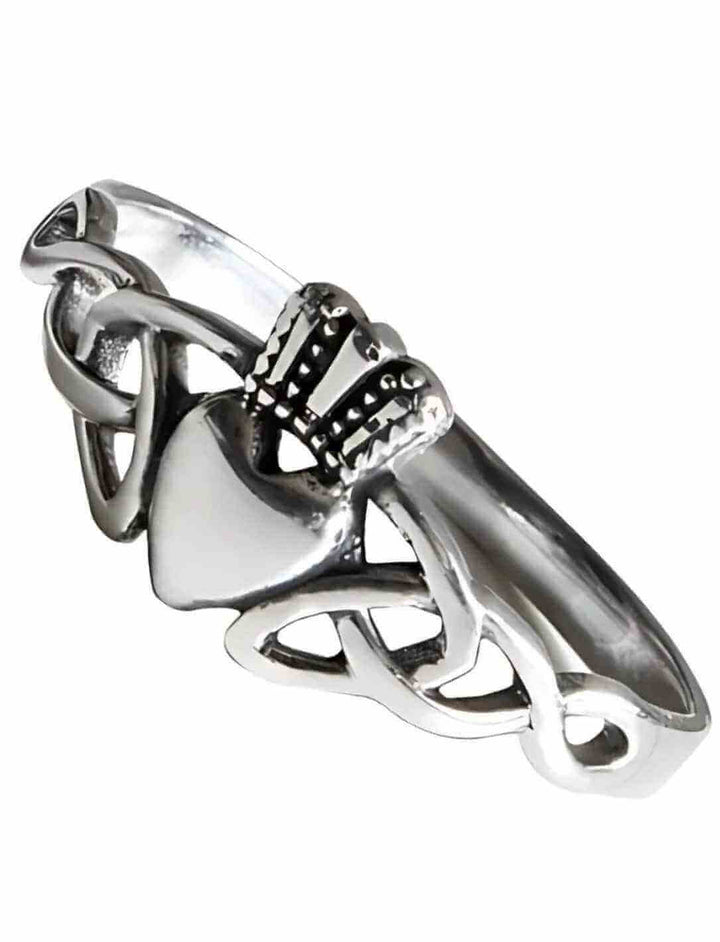 Eleganter Claddagh-Ring aus 925er Silber mit keltischen Knotendetails, schräg fotografiert auf weißem Hintergrund. Symbol für Liebe, Treue und Freundschaft