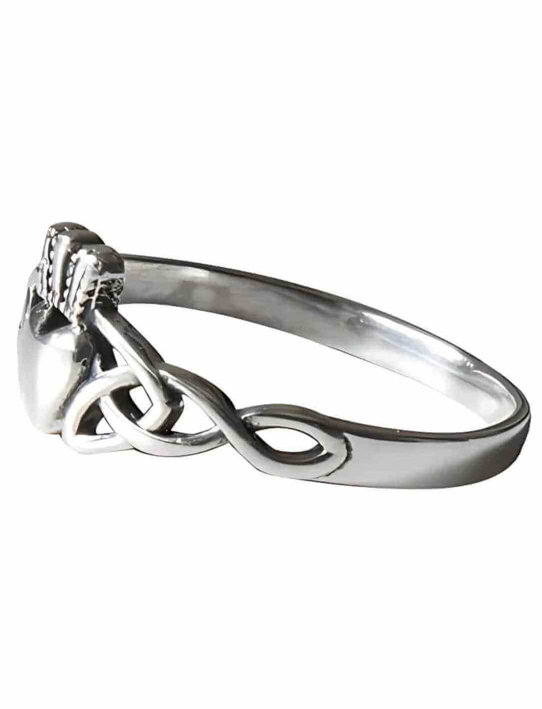 Seitliche Ansicht des Claddagh Rings der ewigen Liebe aus 925er Silber – feine Details der keltischen Knotensymbole und Krone.