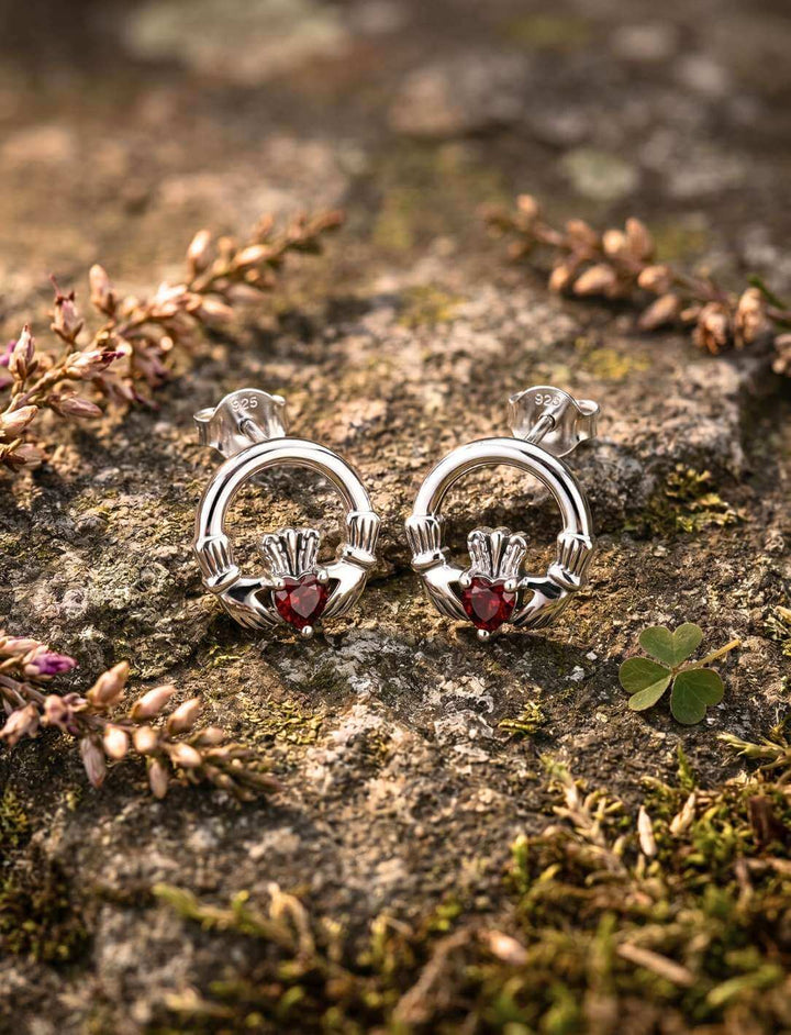 Claddagh Ohrstecker aus 925 Sterling Silber mit rotem Zirkonia auf Naturstein