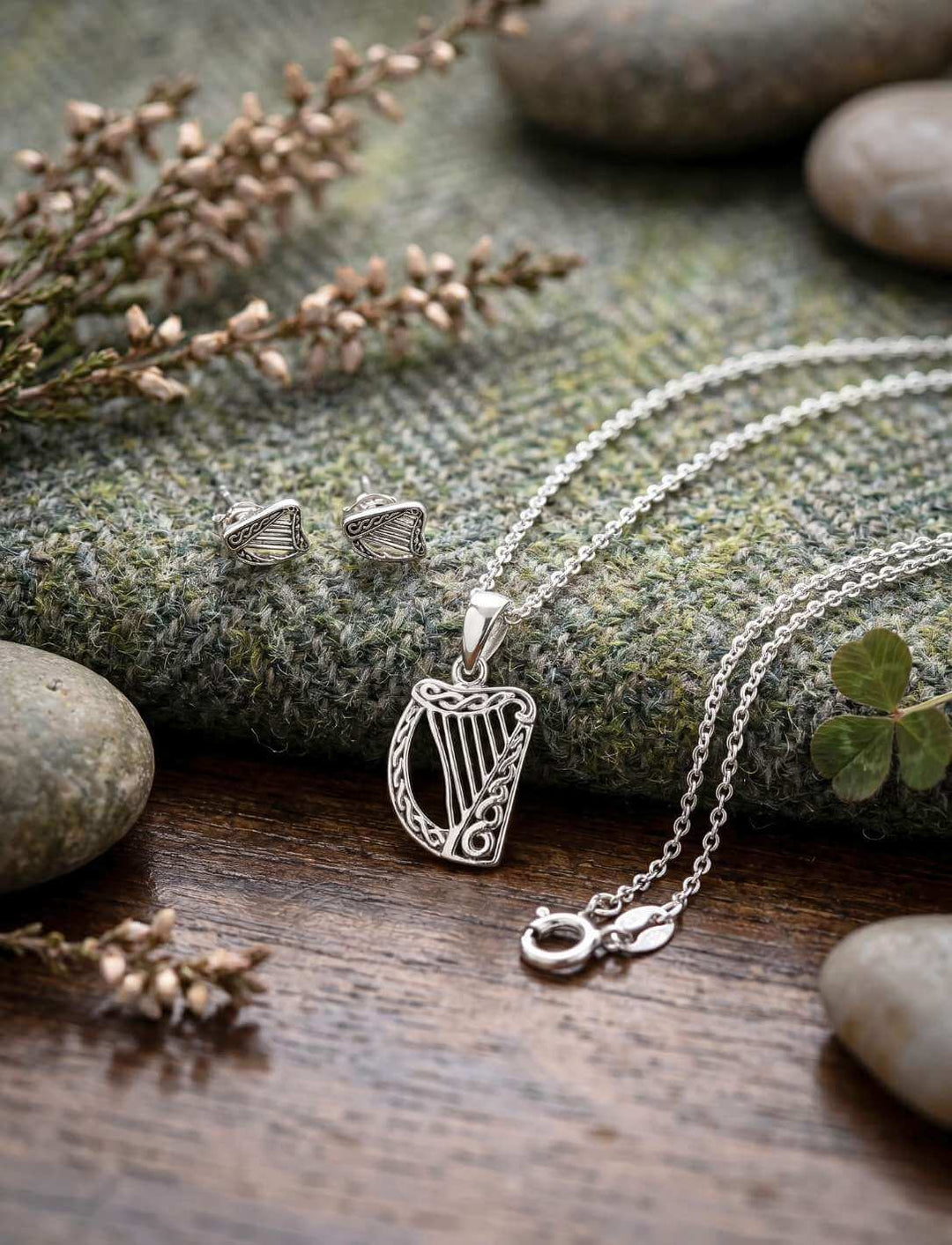 Cláirseach Silber Set – Anhänger und Ankerkette auf grünem Tweedstoff mit Natursteinen