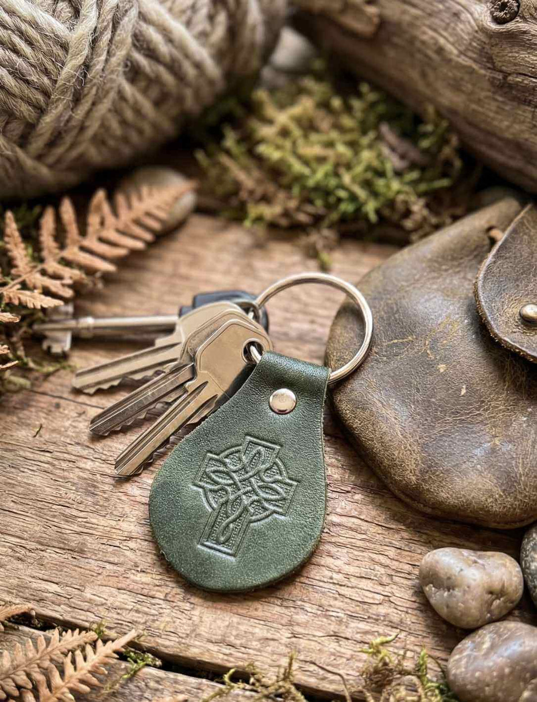 Keltischer Leder Schlüsselanhänger mit geprägtem Kreuz am Schlüsselbund in Naturkulisse