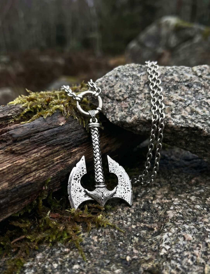Versilberter Doppelaxt Anhänger mit Edelstahlkette auf Stein mit Moos