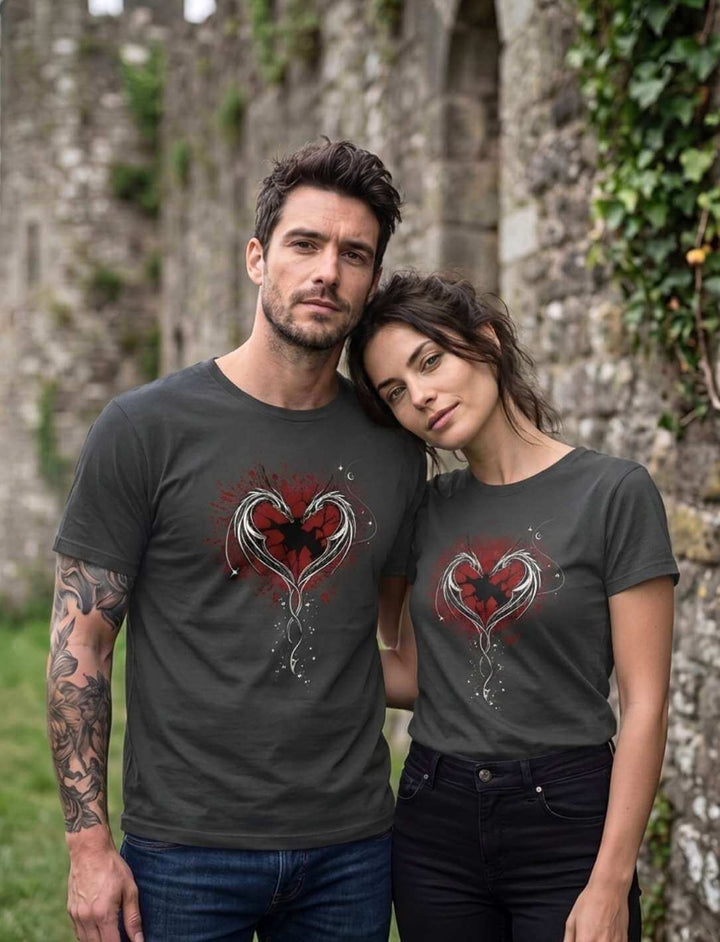 Drachen Shirt Unisex anthrazit – Mann und Frau tragen Cor Draconis T-Shirt mit Drachenherz-Motiv