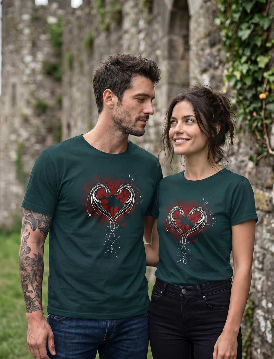 Drachen Shirt Unisex dunkelgrün – Paar trägt Cor Draconis T-Shirt mit Drachenherz-Motiv